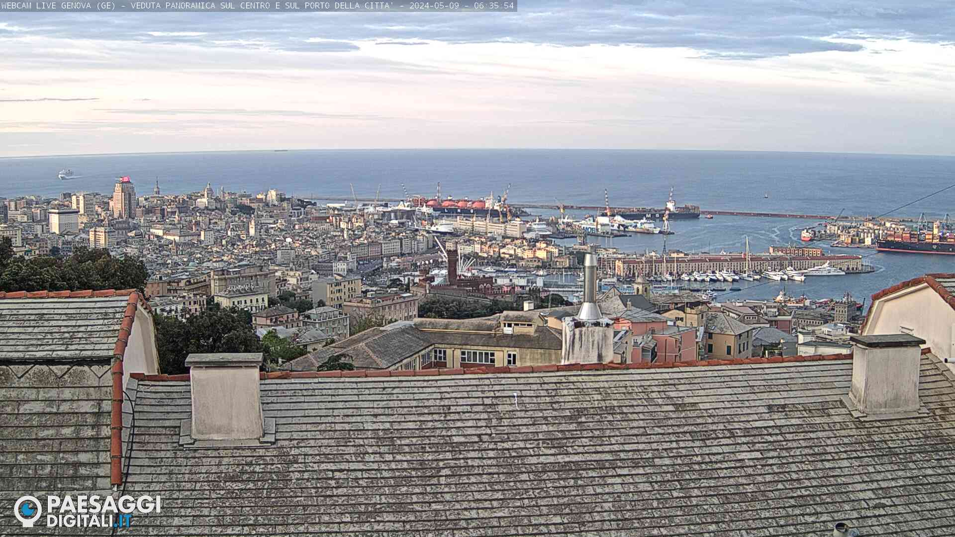 Genova (GE) – Panoramica sul porto e centro città